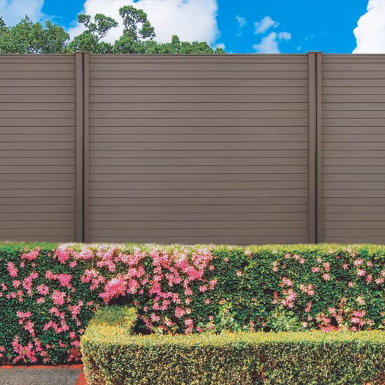 防水性があり、プライベートで簡単に設置できる屋外用のプラスチックと木材の複合WPCフェンス